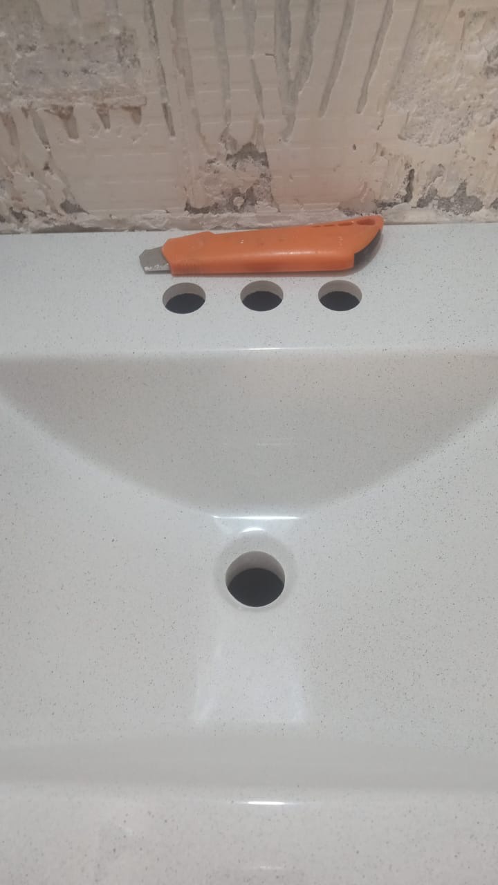 Detalle de lavabo durante instalación