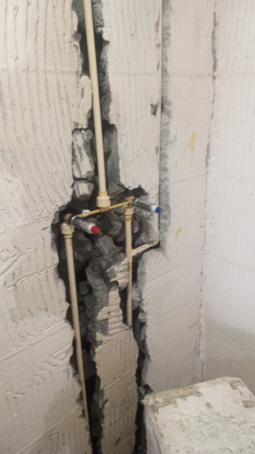 Conexiones de plomería en muro